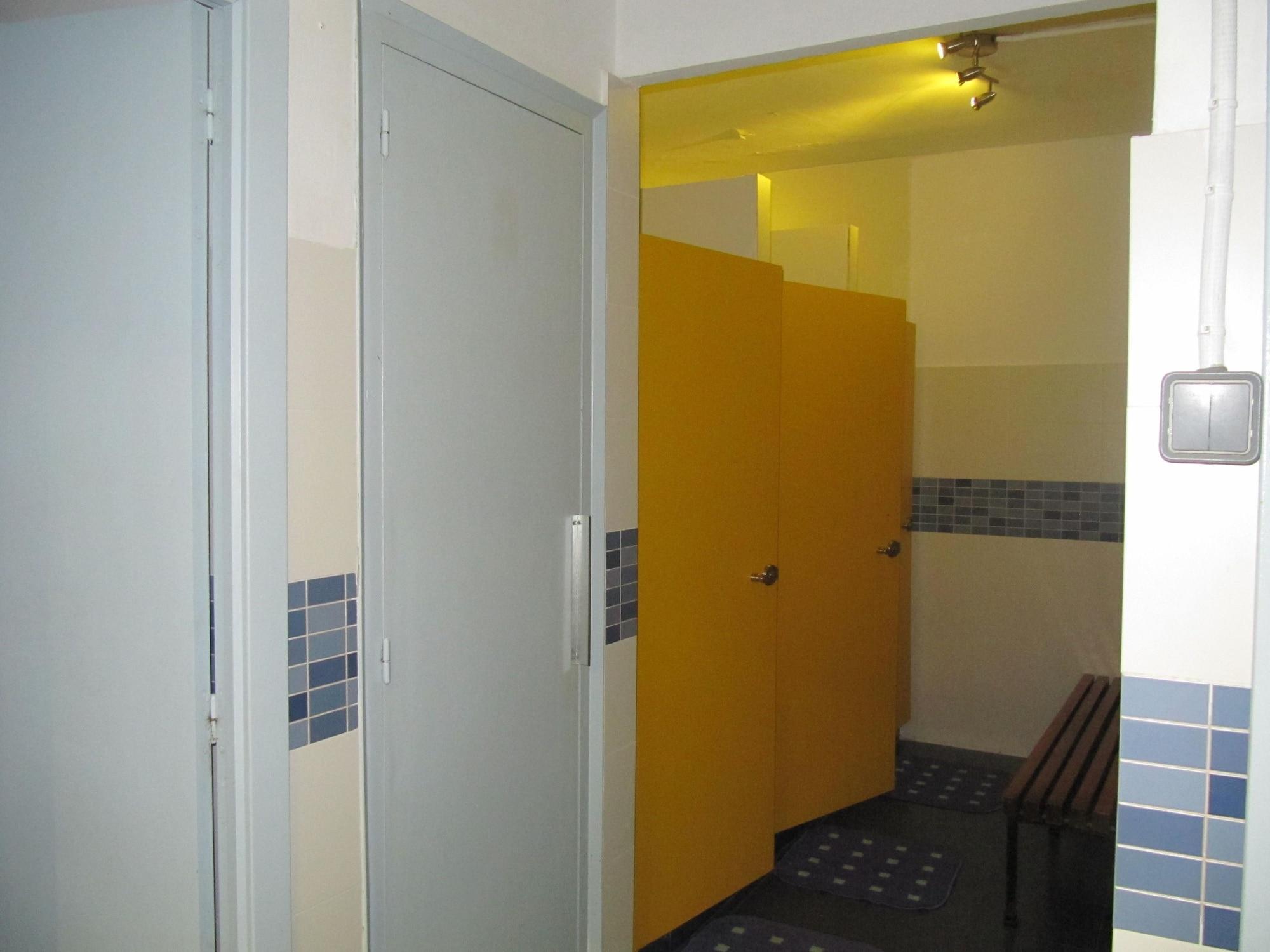 Хостел Onefam Les Corts Барселона Экстерьер фото A shower room