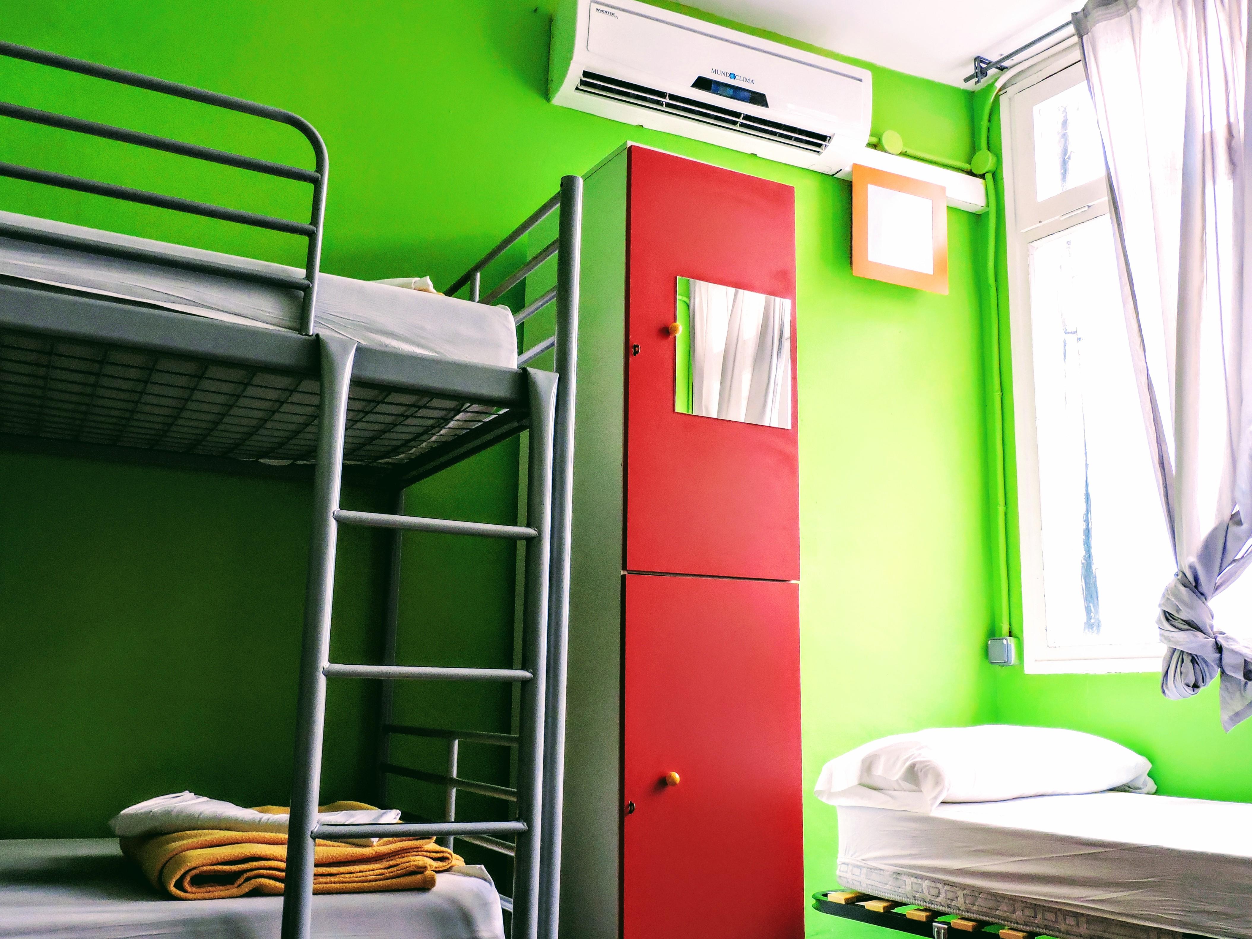 Хостел Onefam Les Corts Барселона Экстерьер фото A typical hostel room
