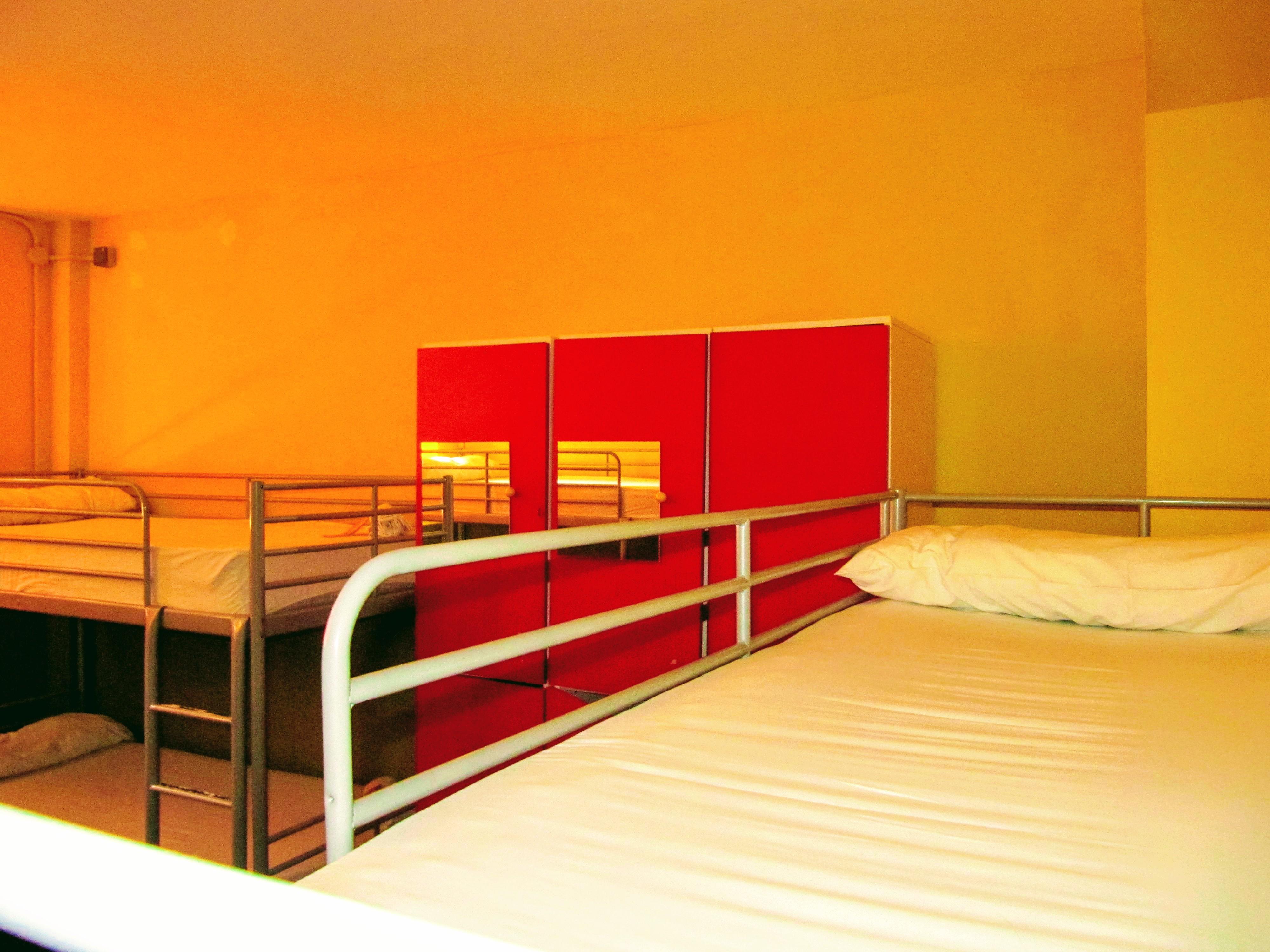 Хостел Onefam Les Corts Барселона Экстерьер фото A room at the hotel