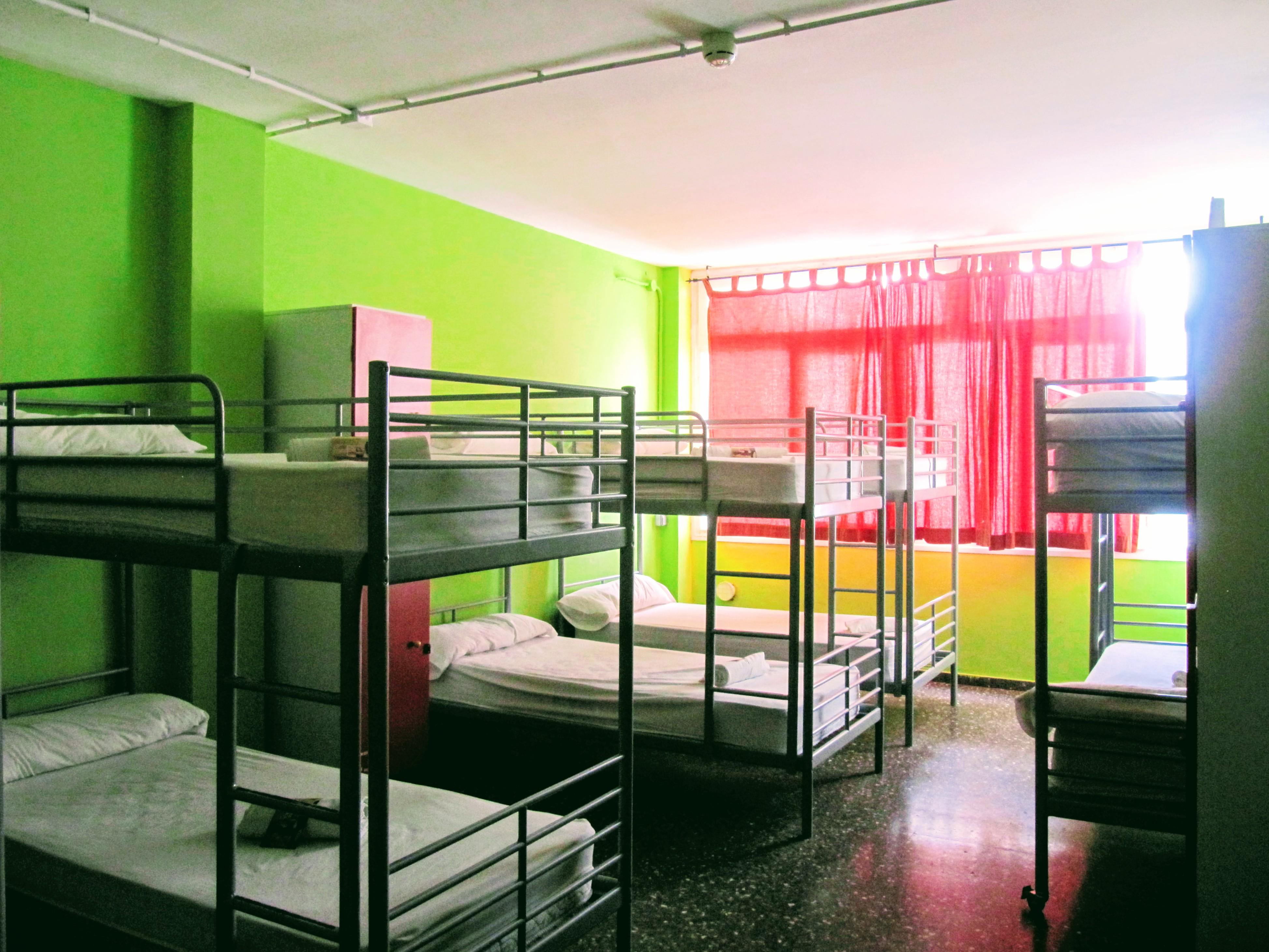 Хостел Onefam Les Corts Барселона Экстерьер фото Hostel beds