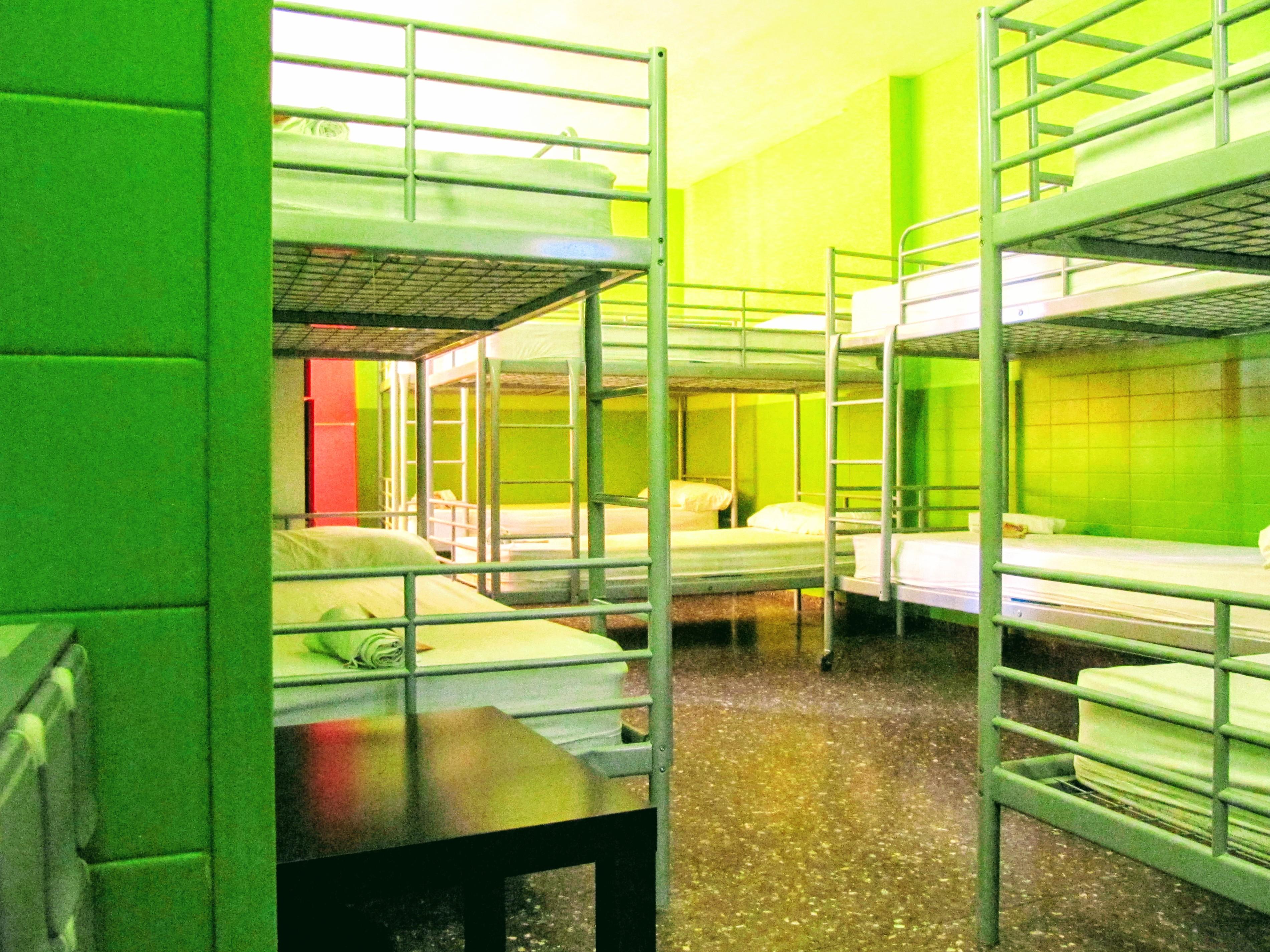 Хостел Onefam Les Corts Барселона Экстерьер фото Hostel beds