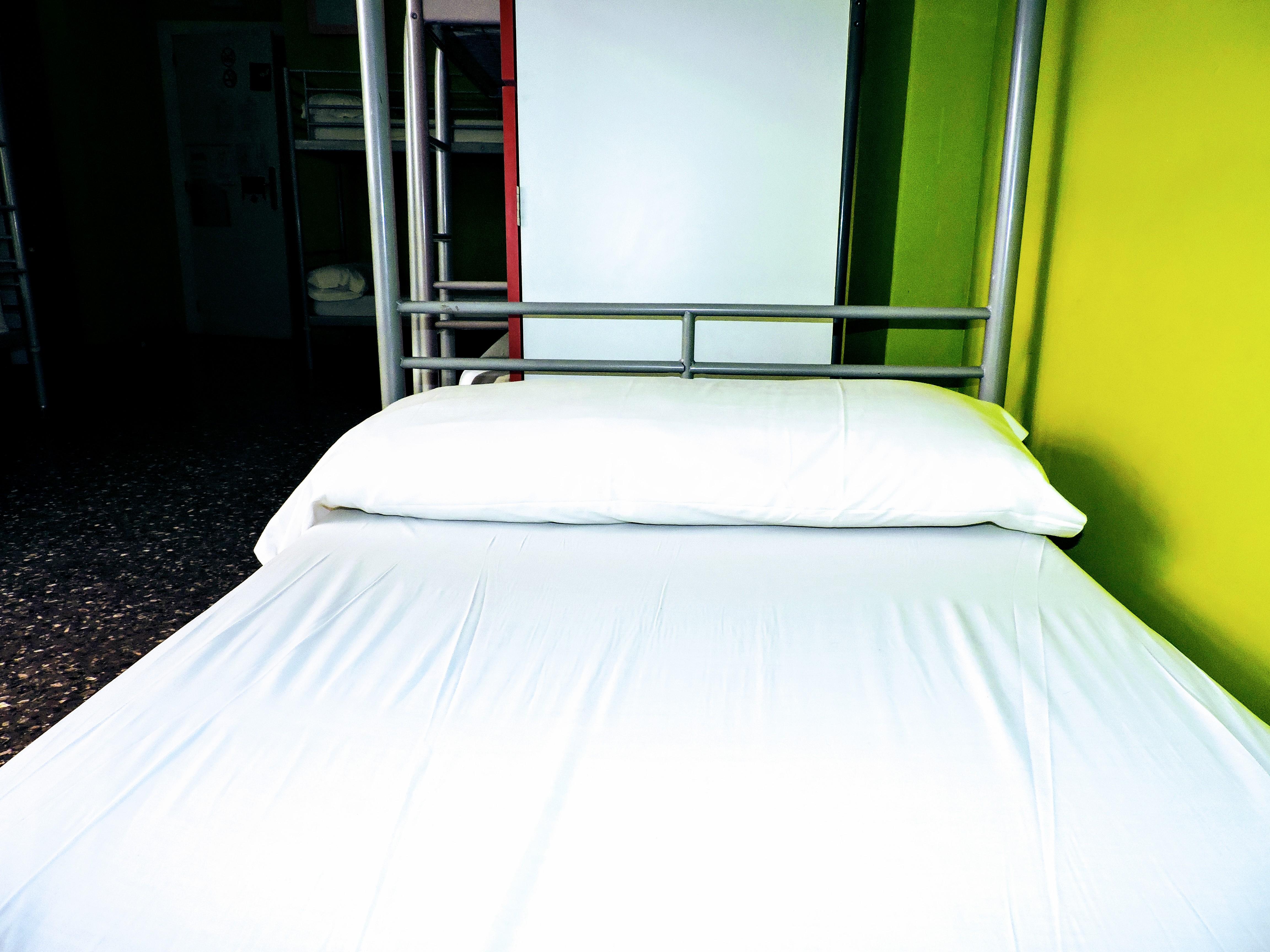Хостел Onefam Les Corts Барселона Экстерьер фото A hospital bed