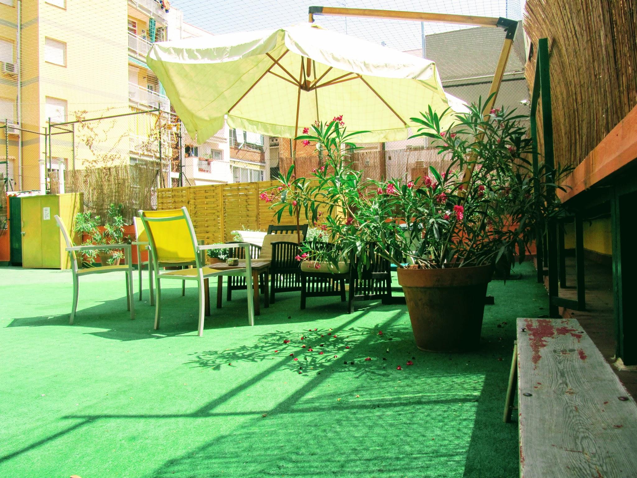 Хостел Onefam Les Corts Барселона Экстерьер фото Artificial grass on a balcony