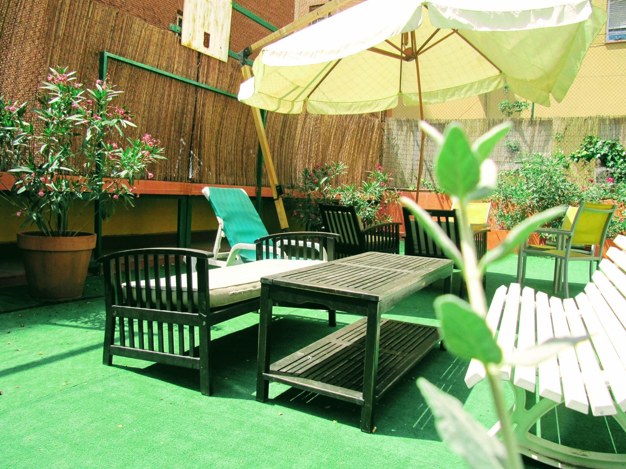 Хостел Onefam Les Corts Барселона Экстерьер фото A patio in Barcelona