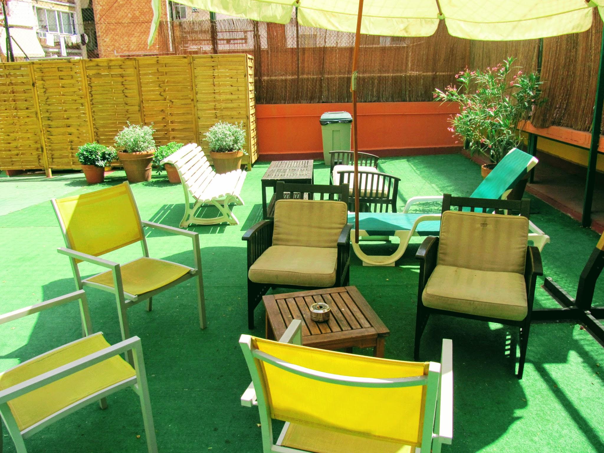 Хостел Onefam Les Corts Барселона Экстерьер фото A rooftop garden in Madrid, Spain