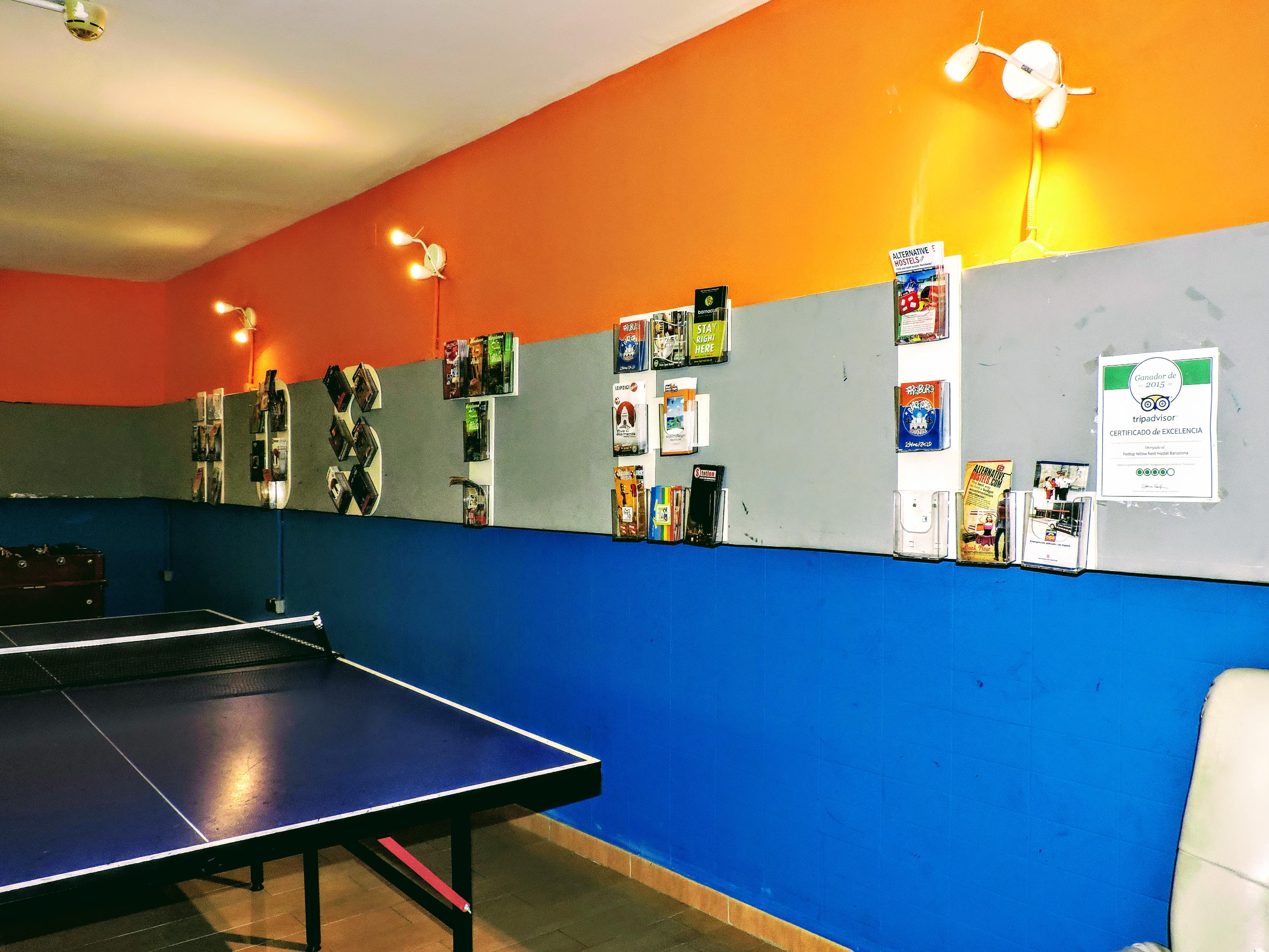 Хостел Onefam Les Corts Барселона Экстерьер фото The Ping-pong room