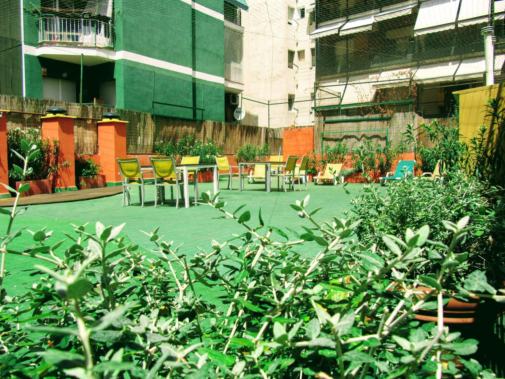 Хостел Onefam Les Corts Барселона Экстерьер фото The garden of the school