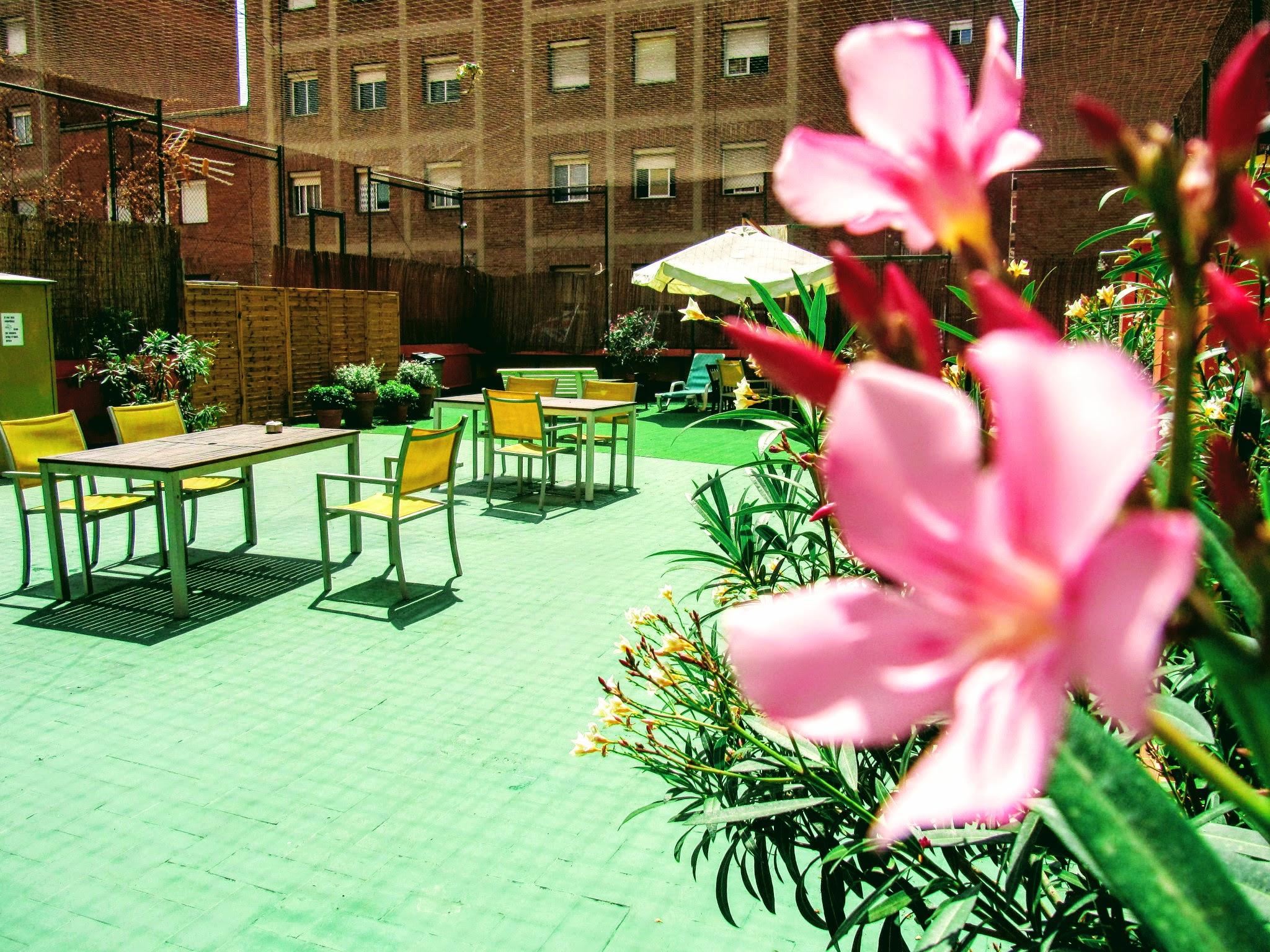 Хостел Onefam Les Corts Барселона Экстерьер фото The courtyard at the hospital
