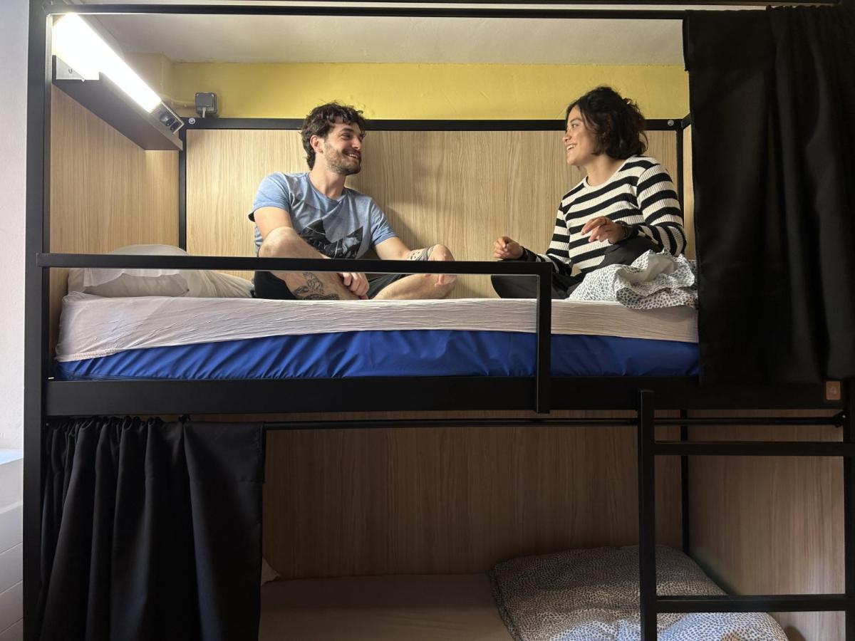Хостел Onefam Les Corts Барселона Экстерьер фото A capsule hotel in Tokyo