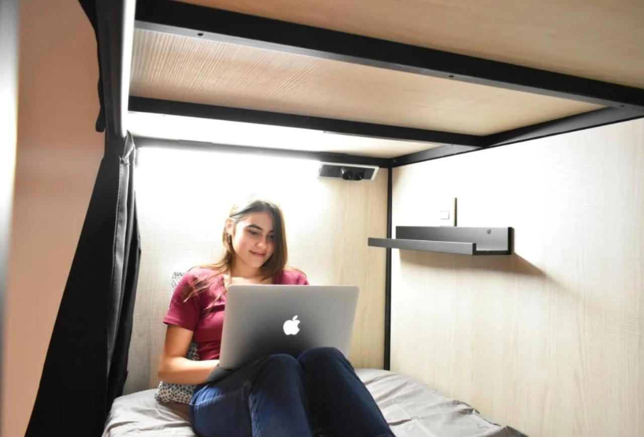 Хостел Onefam Les Corts Барселона Экстерьер фото A student studying in a residence hall