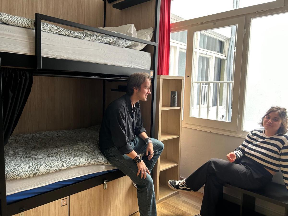 Хостел Onefam Les Corts Барселона Экстерьер фото A room at a capsule hotel in Tokyo