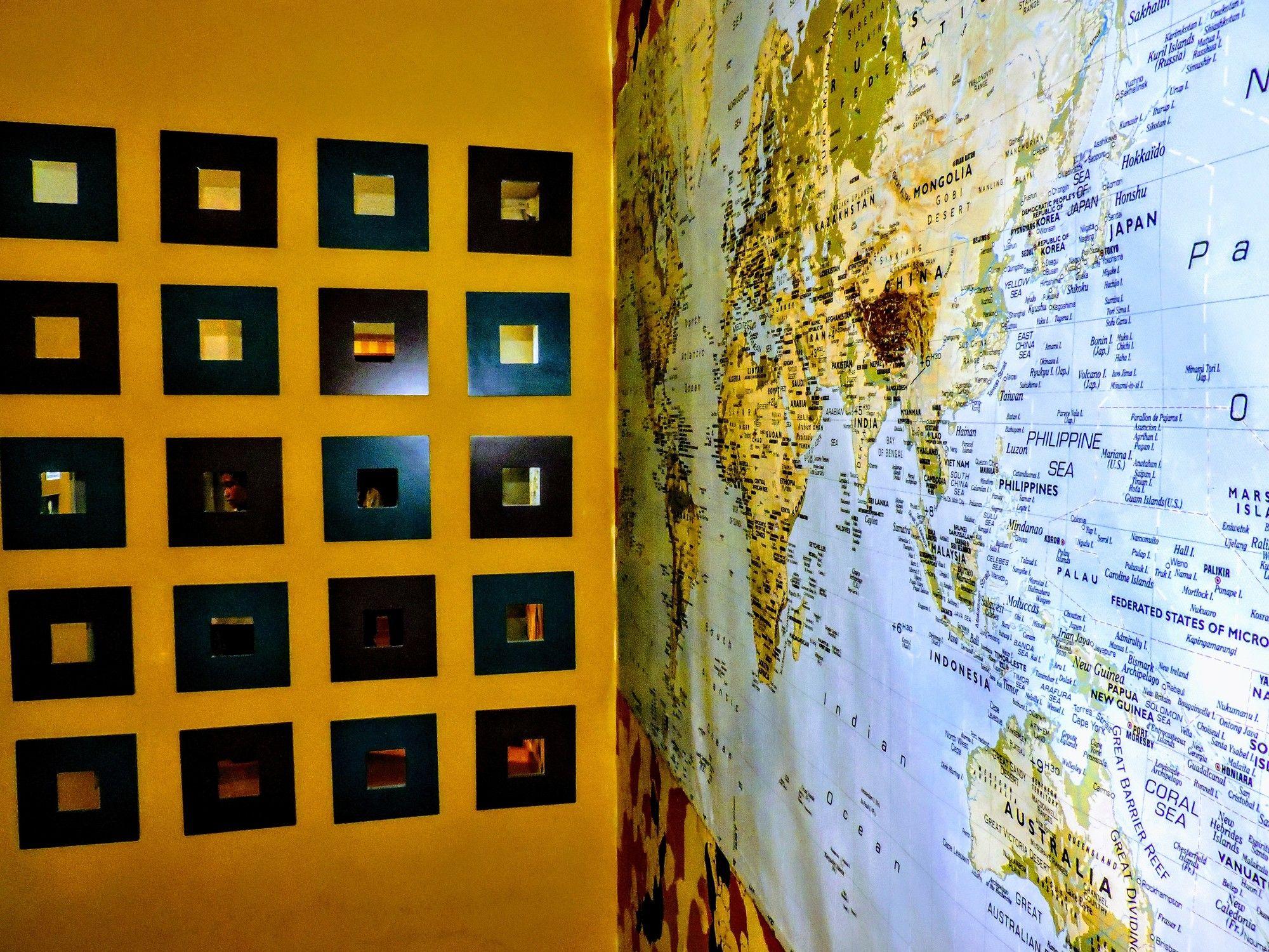Хостел Onefam Les Corts Барселона Экстерьер фото The 1998 map of the world, with the names of the 195 countries, at the United Nations headquarters in New York City