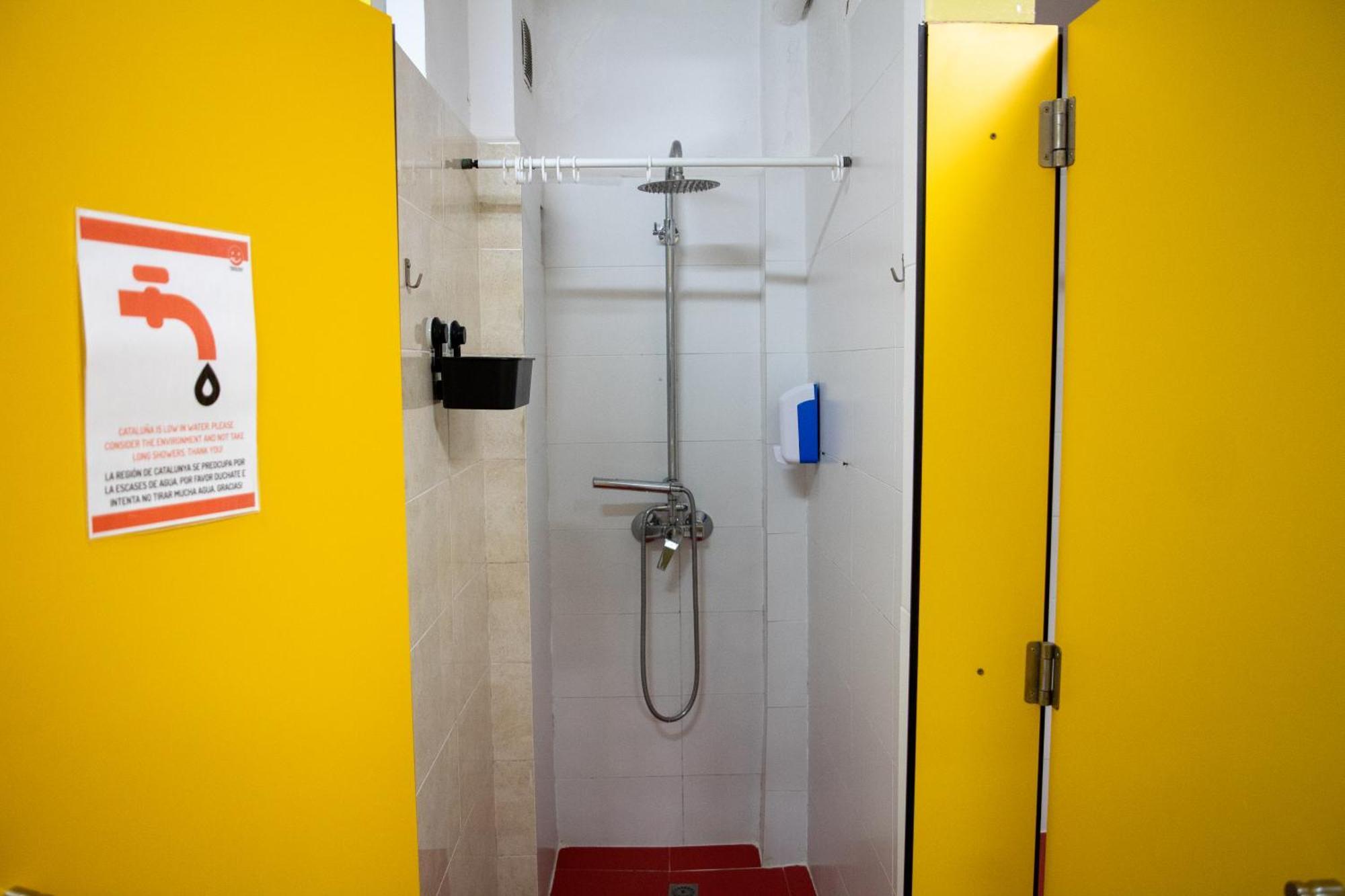 Хостел Onefam Les Corts Барселона Экстерьер фото A shower cubicle