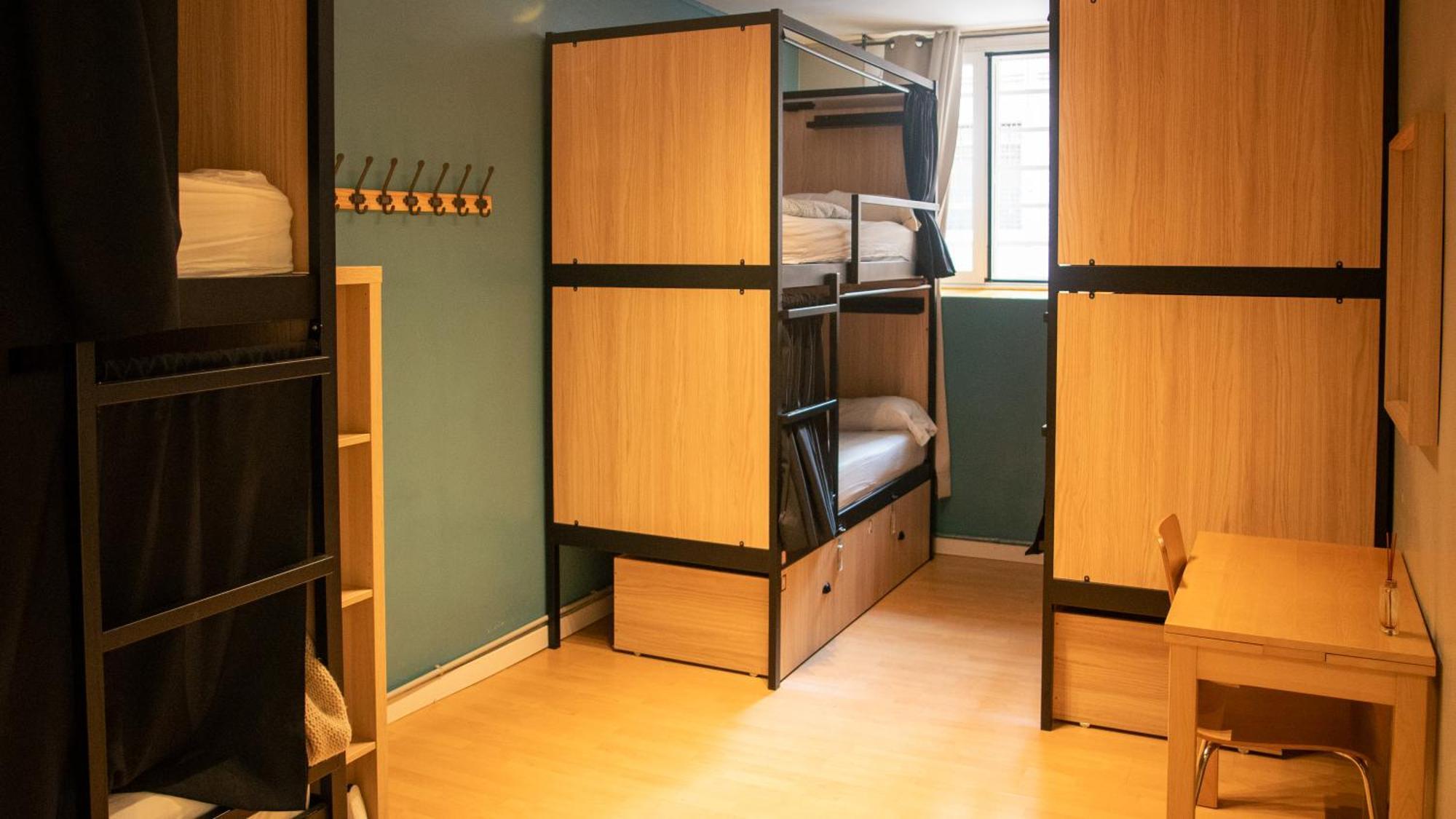 Хостел Onefam Les Corts Барселона Экстерьер фото Hostel room in London