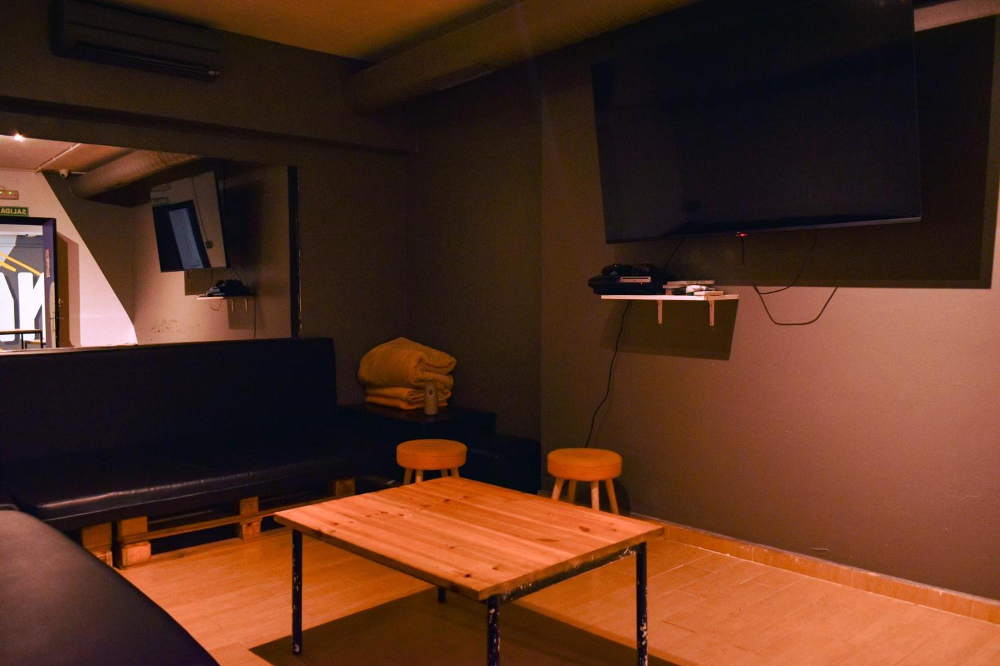 Хостел Onefam Les Corts Барселона Экстерьер фото A room in the CAVE