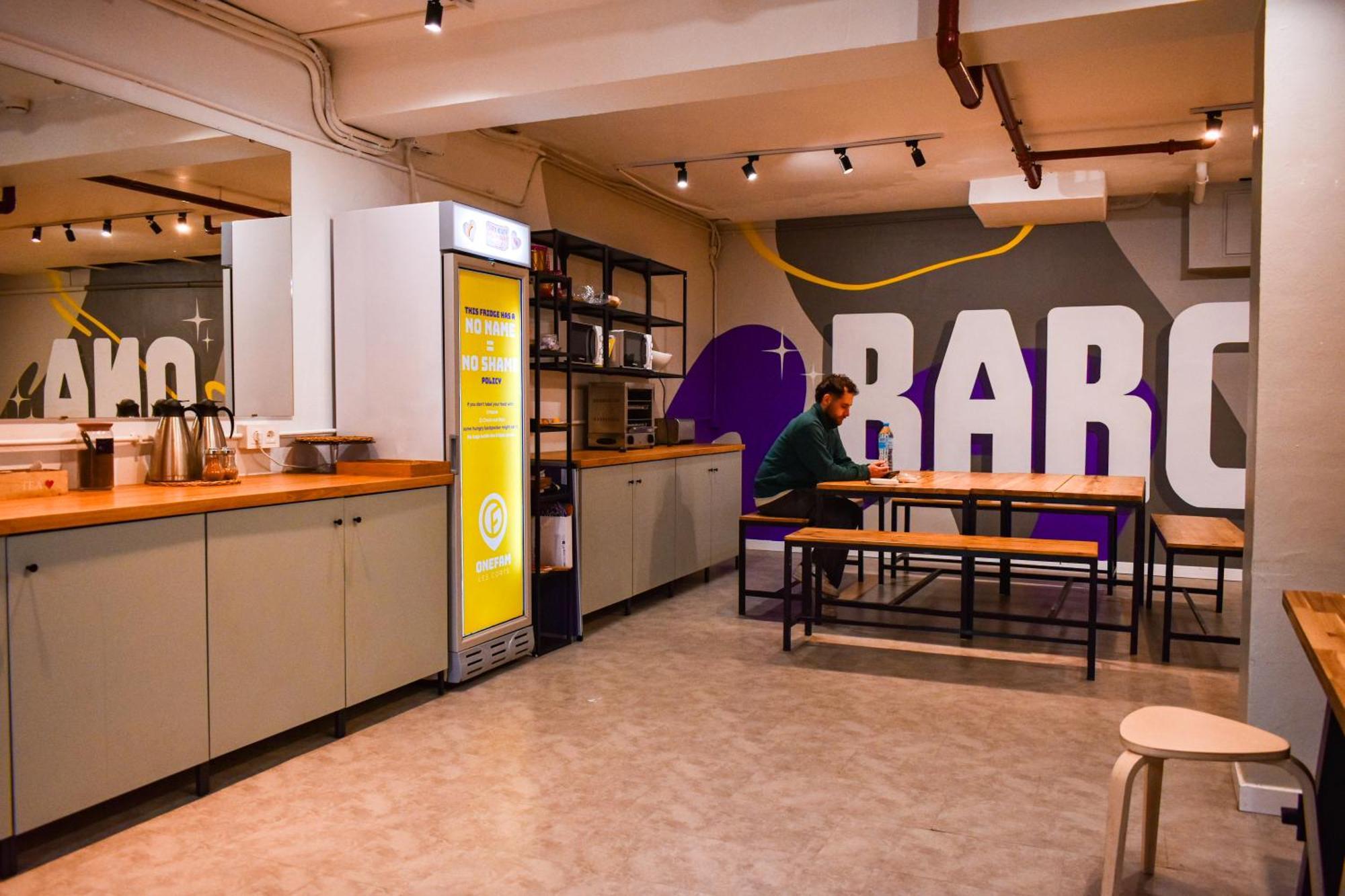 Хостел Onefam Les Corts Барселона Экстерьер фото The kitchen at the BBC Radio 1 and 1Xtra studios