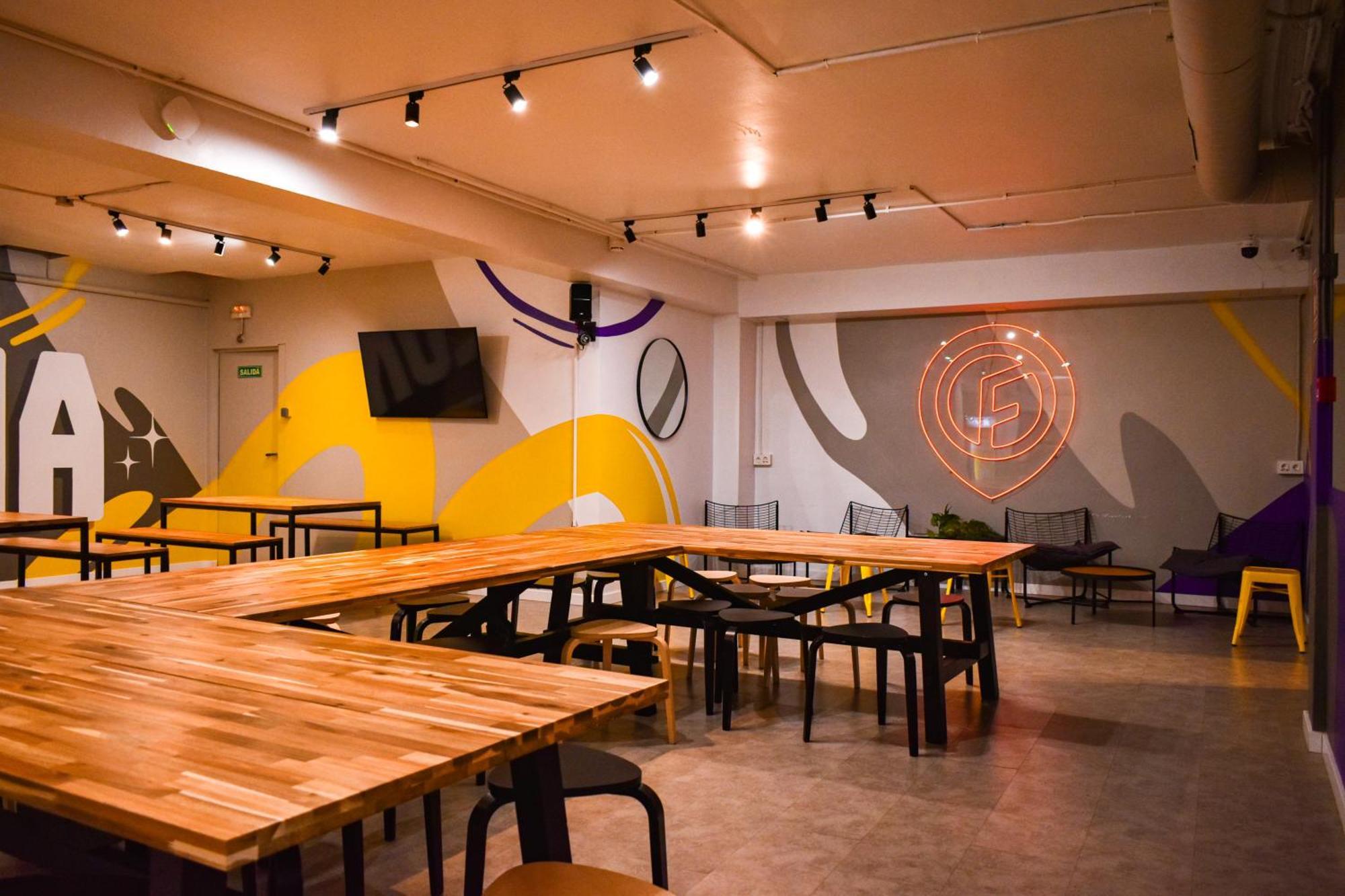 Хостел Onefam Les Corts Барселона Экстерьер фото The interior of the first location of the restaurant in 2019