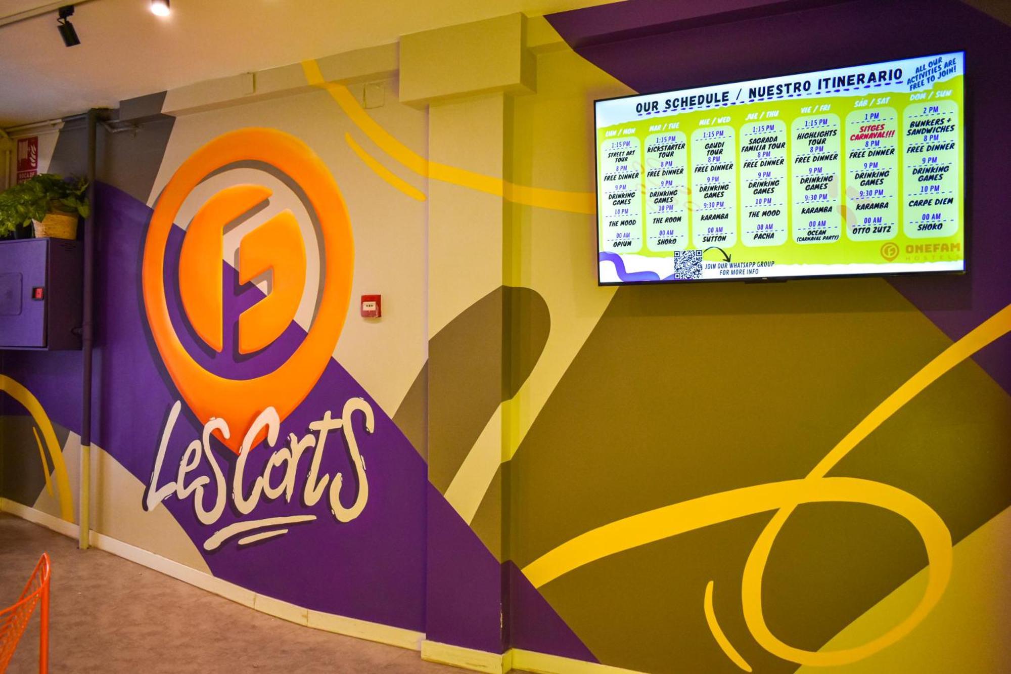 Хостел Onefam Les Corts Барселона Экстерьер фото Les Corts metro station
