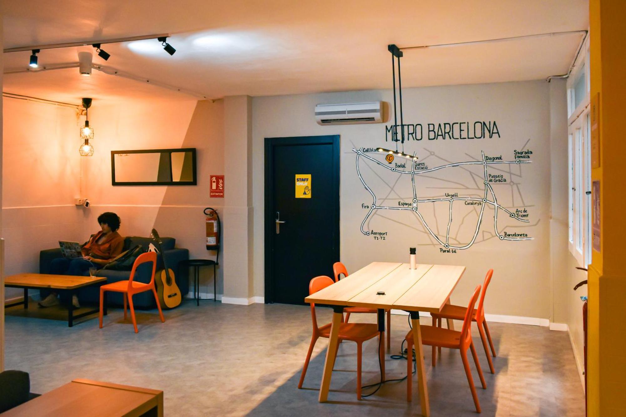 Хостел Onefam Les Corts Барселона Экстерьер фото The Metro Barcelona control centre