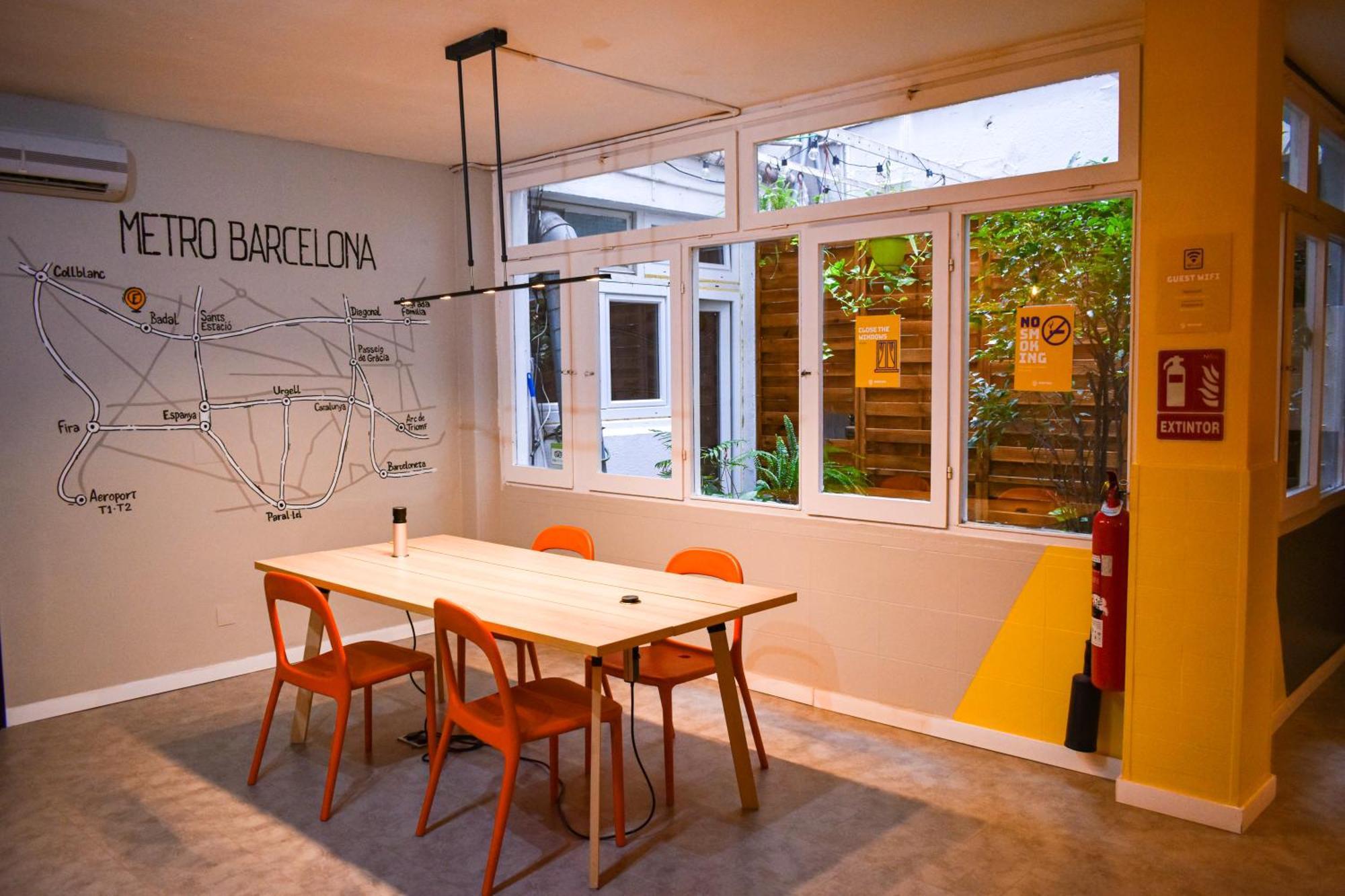 Хостел Onefam Les Corts Барселона Экстерьер фото The Metro Barcelona hostel