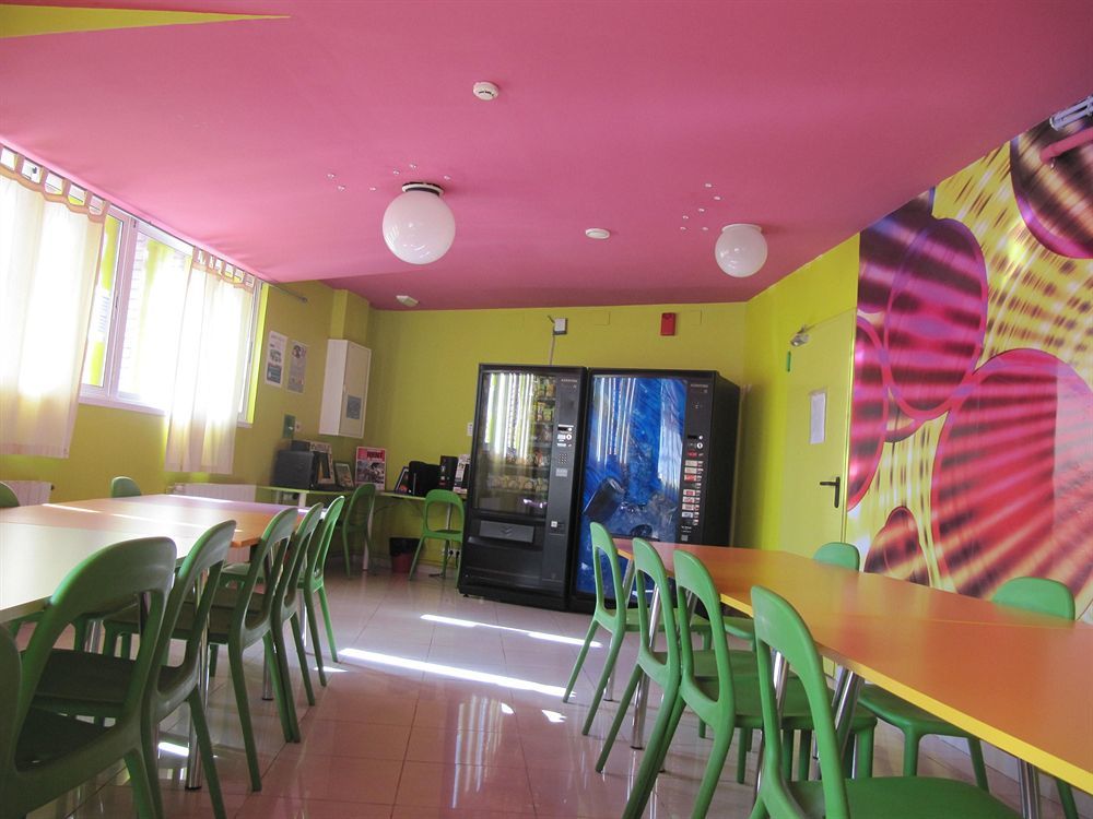 Хостел Onefam Les Corts Барселона Экстерьер фото The common room