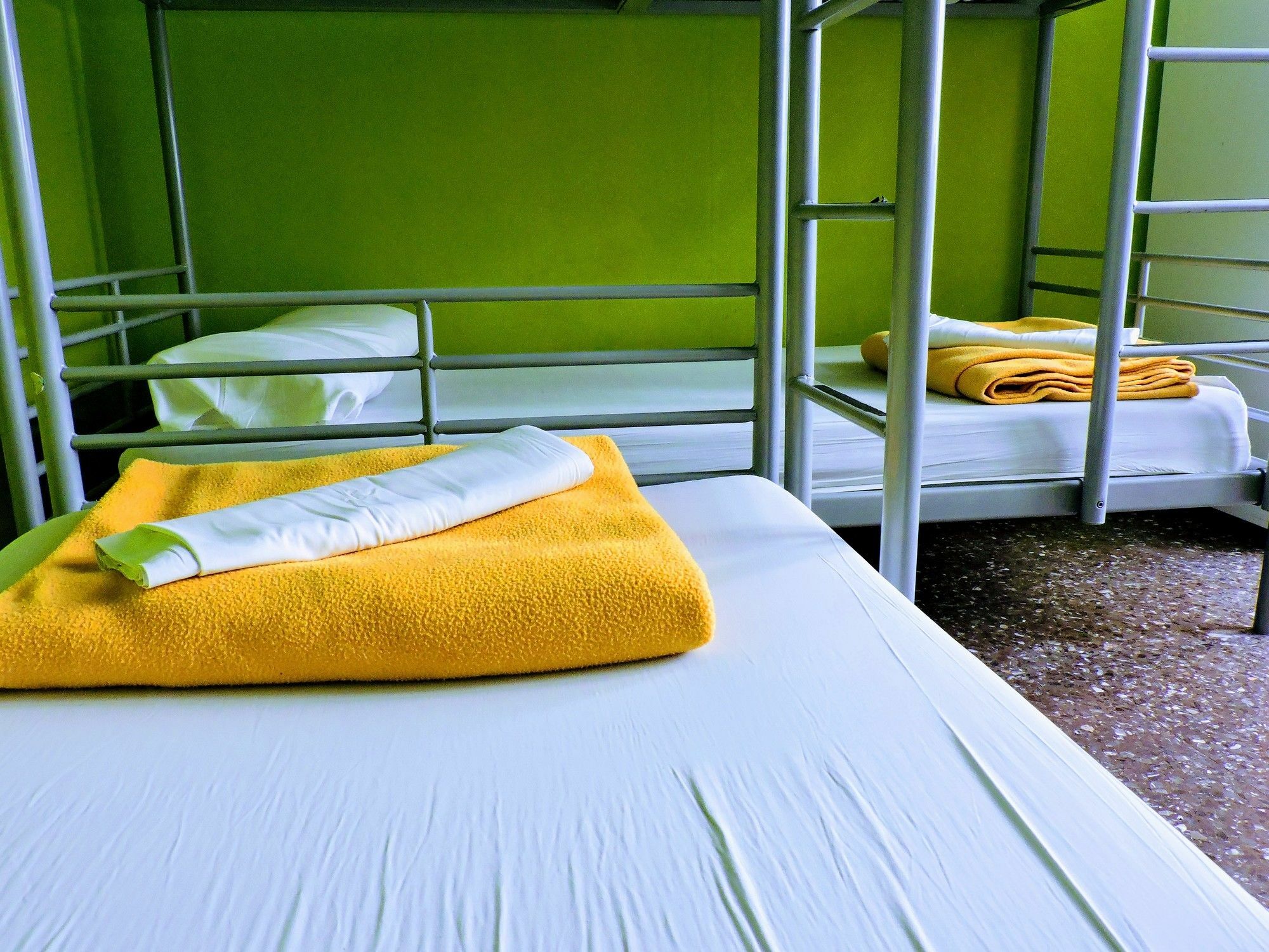 Хостел Onefam Les Corts Барселона Экстерьер фото Hostel beds