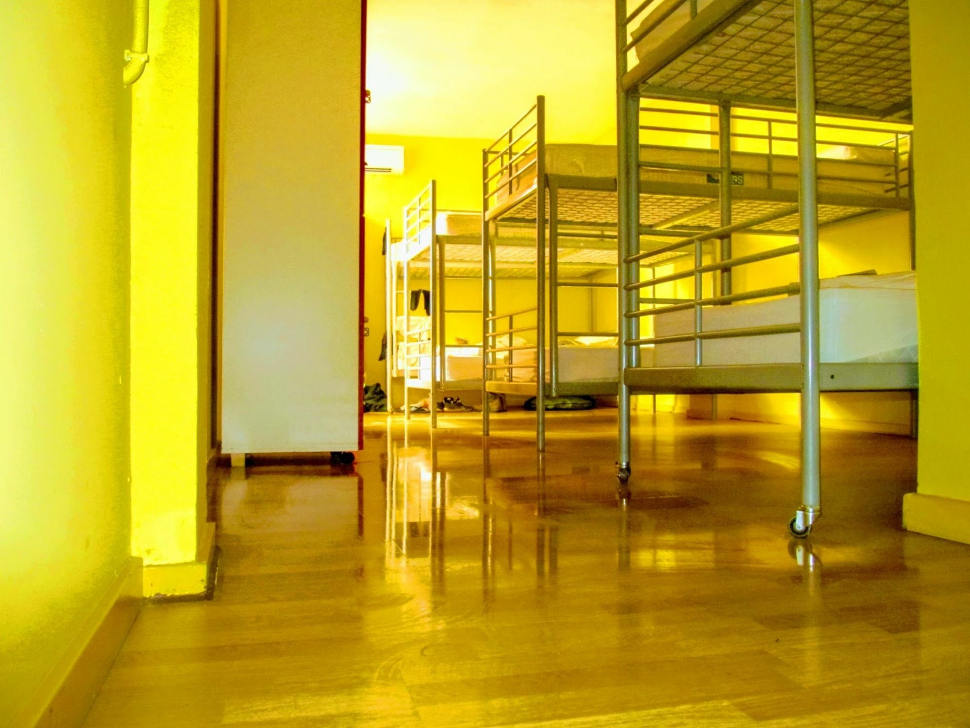 Хостел Onefam Les Corts Барселона Экстерьер фото A room at the hostel