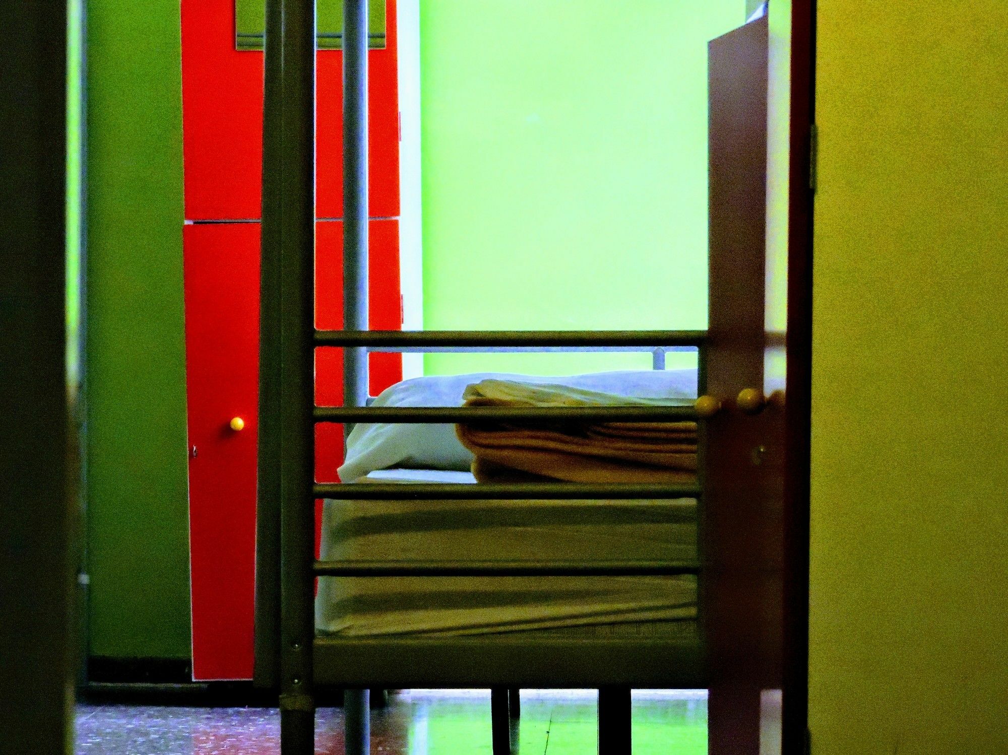 Хостел Onefam Les Corts Барселона Экстерьер фото A prison cell