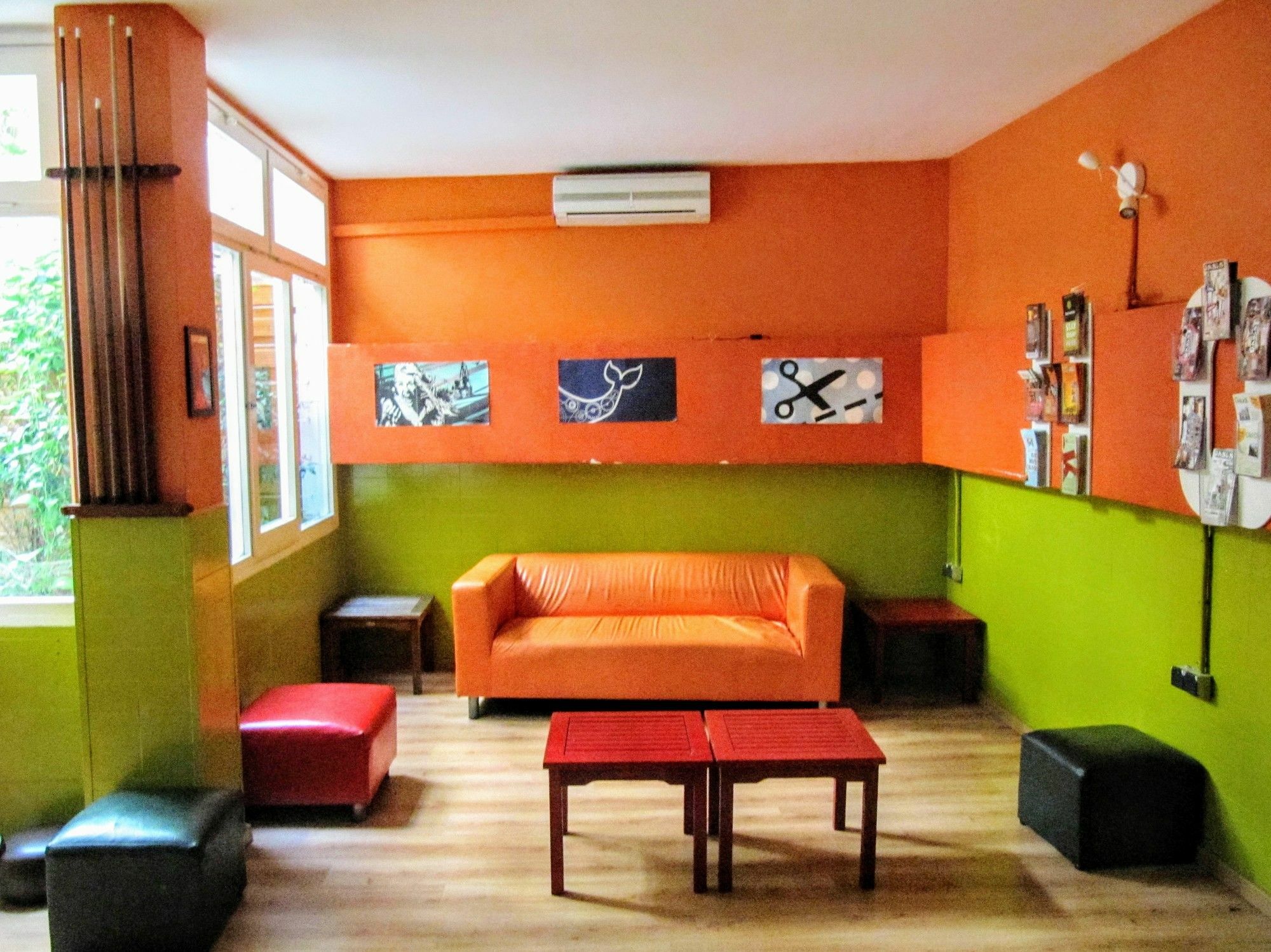 Хостел Onefam Les Corts Барселона Экстерьер фото The interior of the hostel