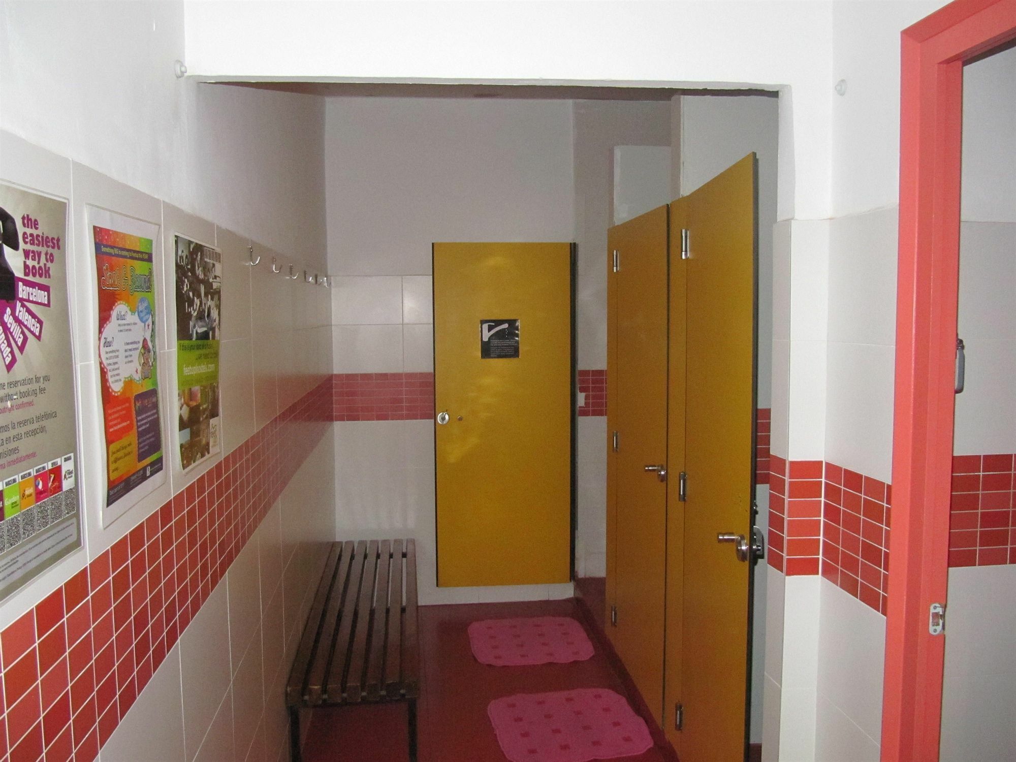 Хостел Onefam Les Corts Барселона Экстерьер фото Changing room