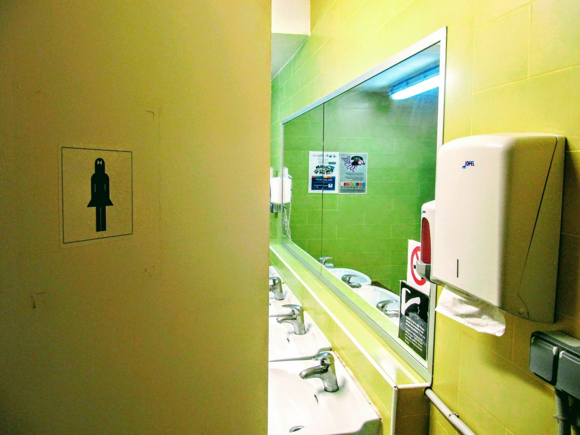 Хостел Onefam Les Corts Барселона Экстерьер фото A green toilet