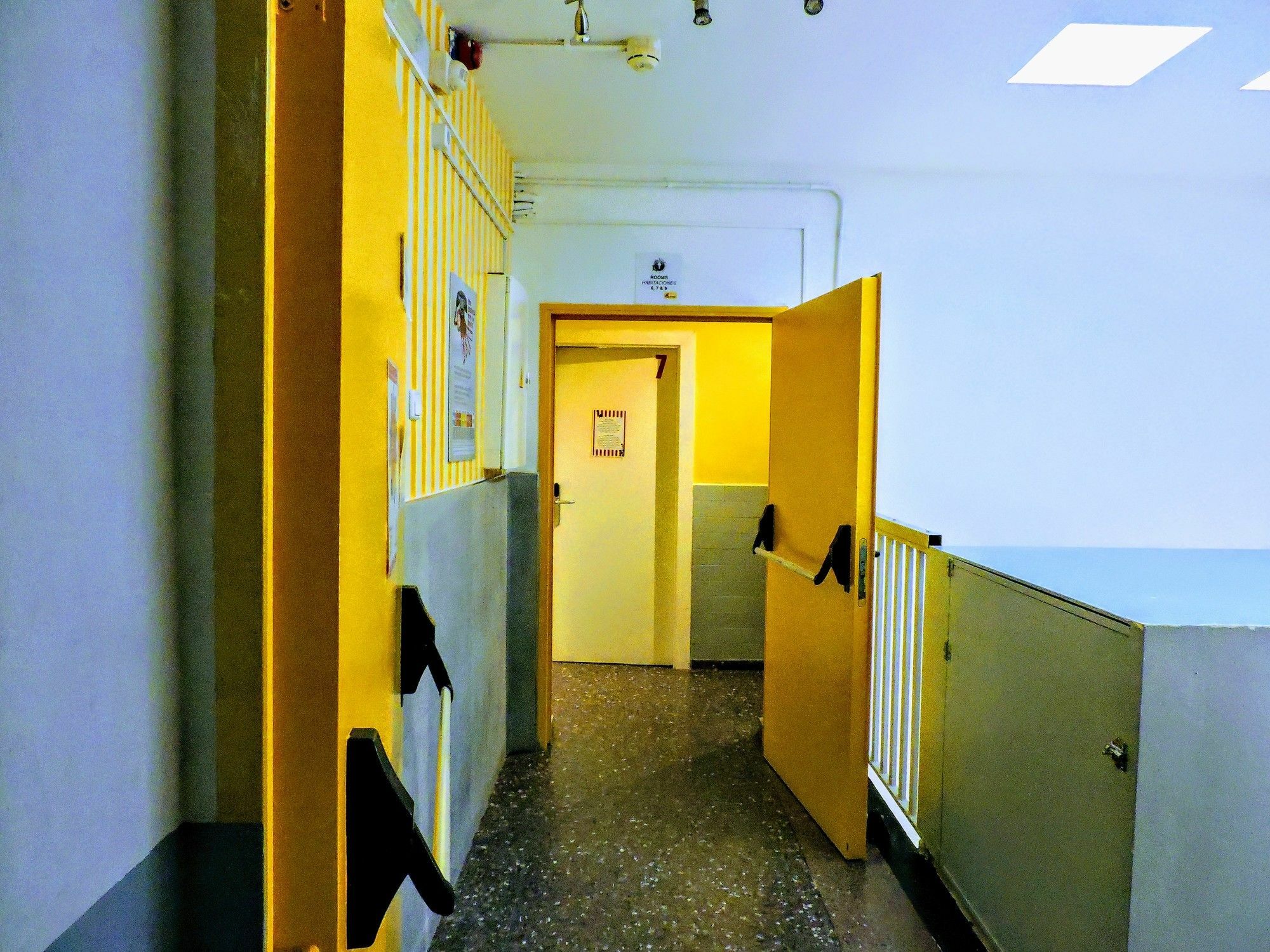 Хостел Onefam Les Corts Барселона Экстерьер фото A corridor in the prison