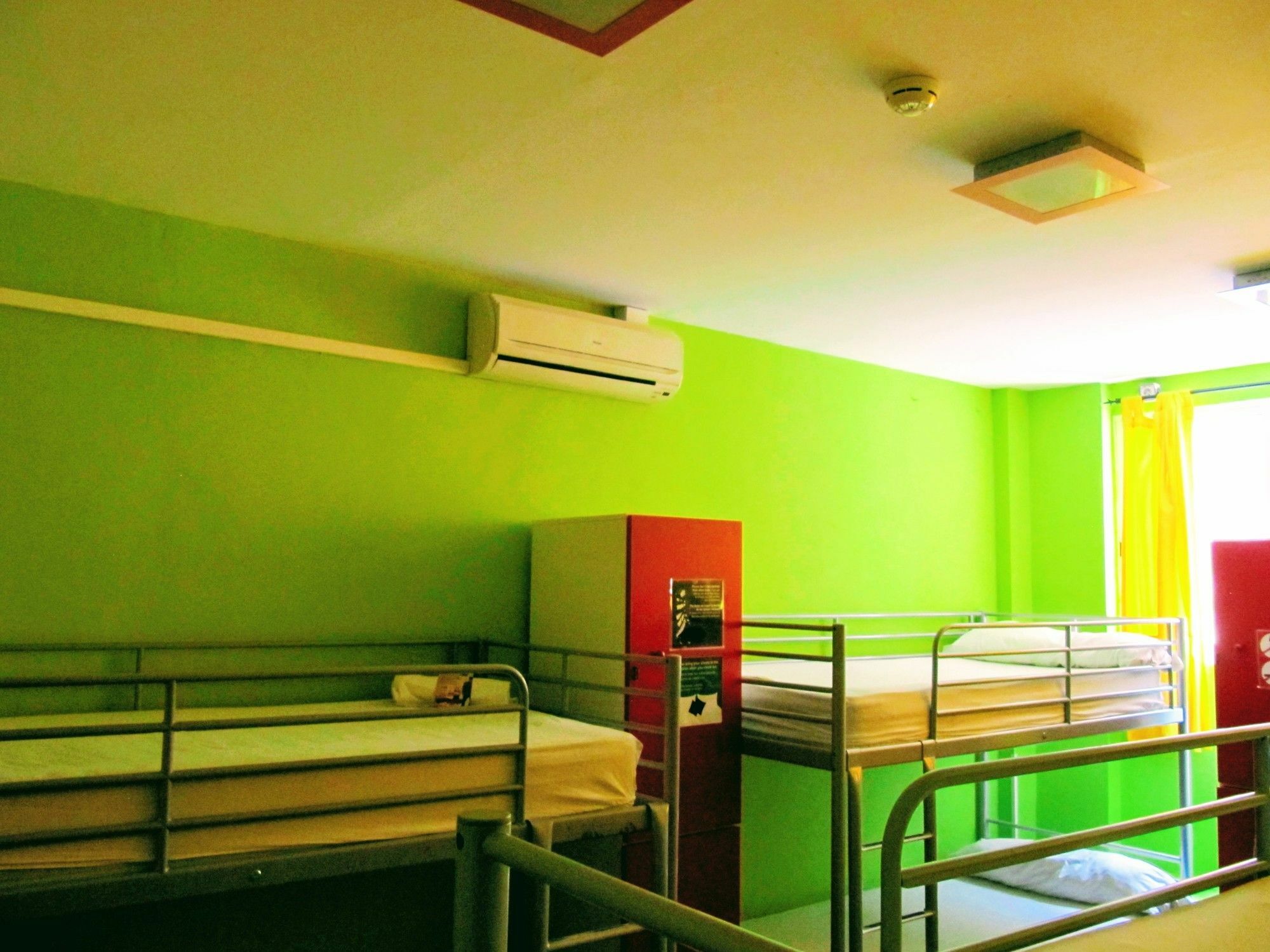 Хостел Onefam Les Corts Барселона Экстерьер фото Hostel in Rome, Italy