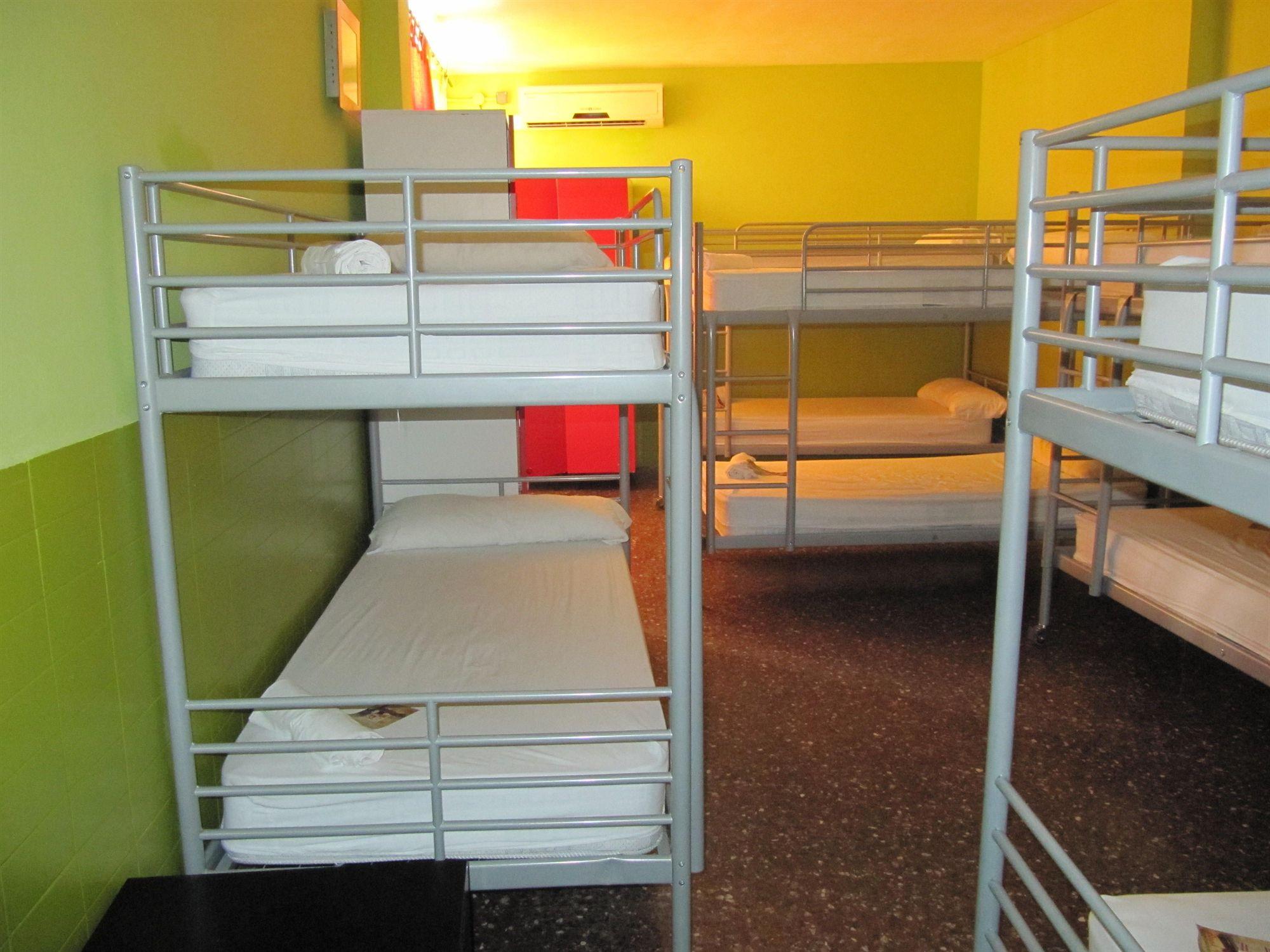 Хостел Onefam Les Corts Барселона Экстерьер фото A typical room at a youth hostel
