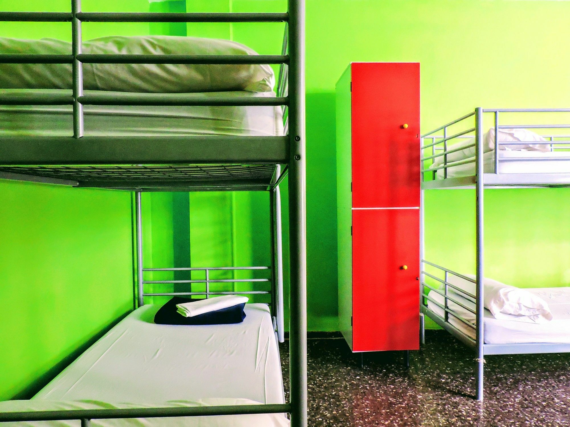 Хостел Onefam Les Corts Барселона Экстерьер фото Hostel room in Madrid, Spain