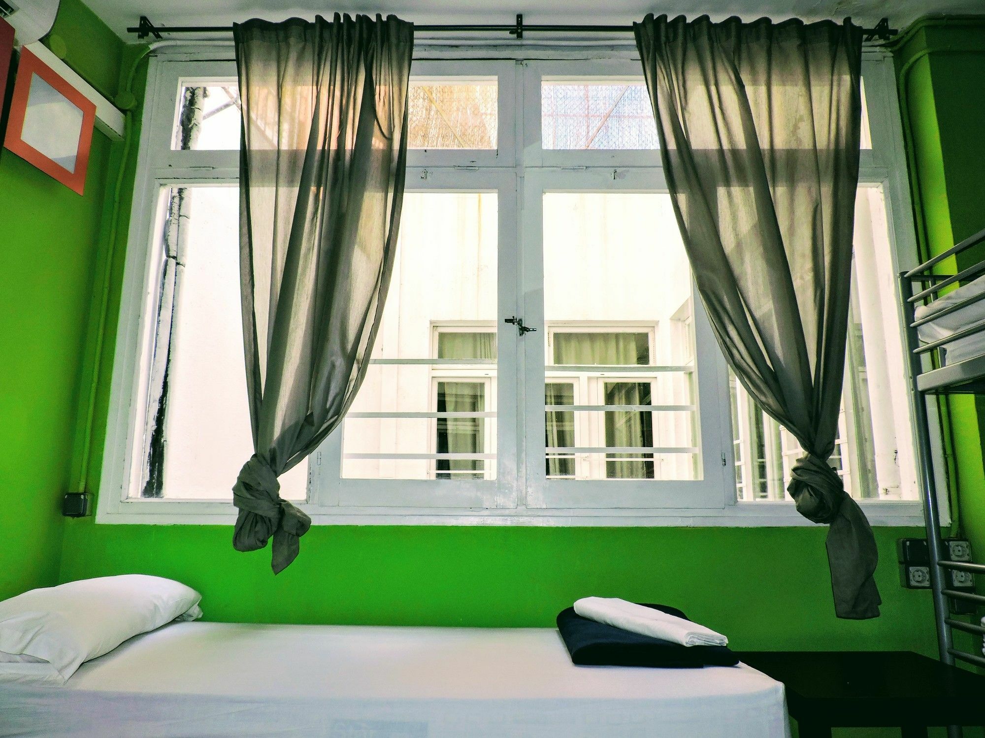 Хостел Onefam Les Corts Барселона Экстерьер фото A room at the hostel