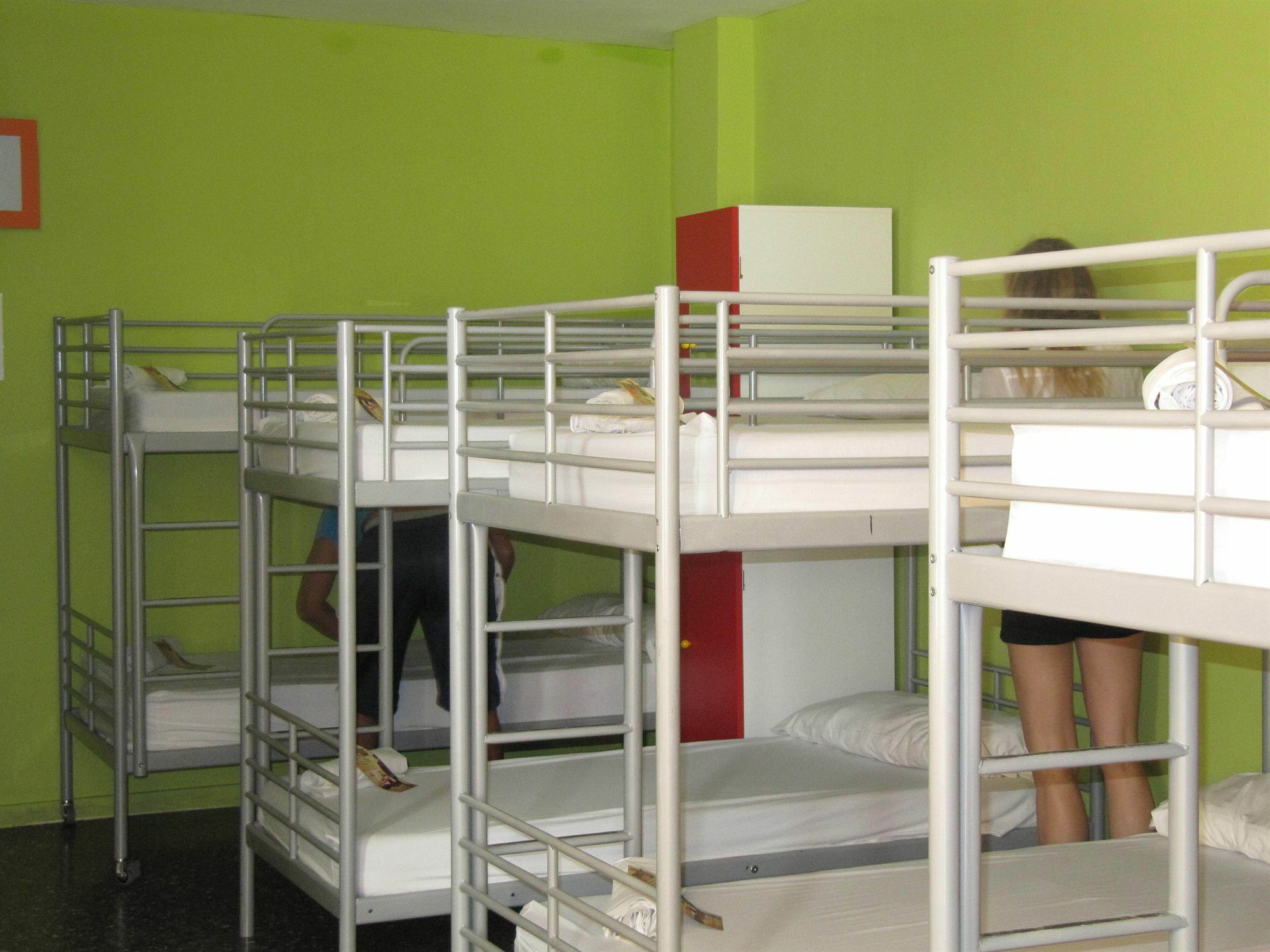 Хостел Onefam Les Corts Барселона Экстерьер фото Hostel beds