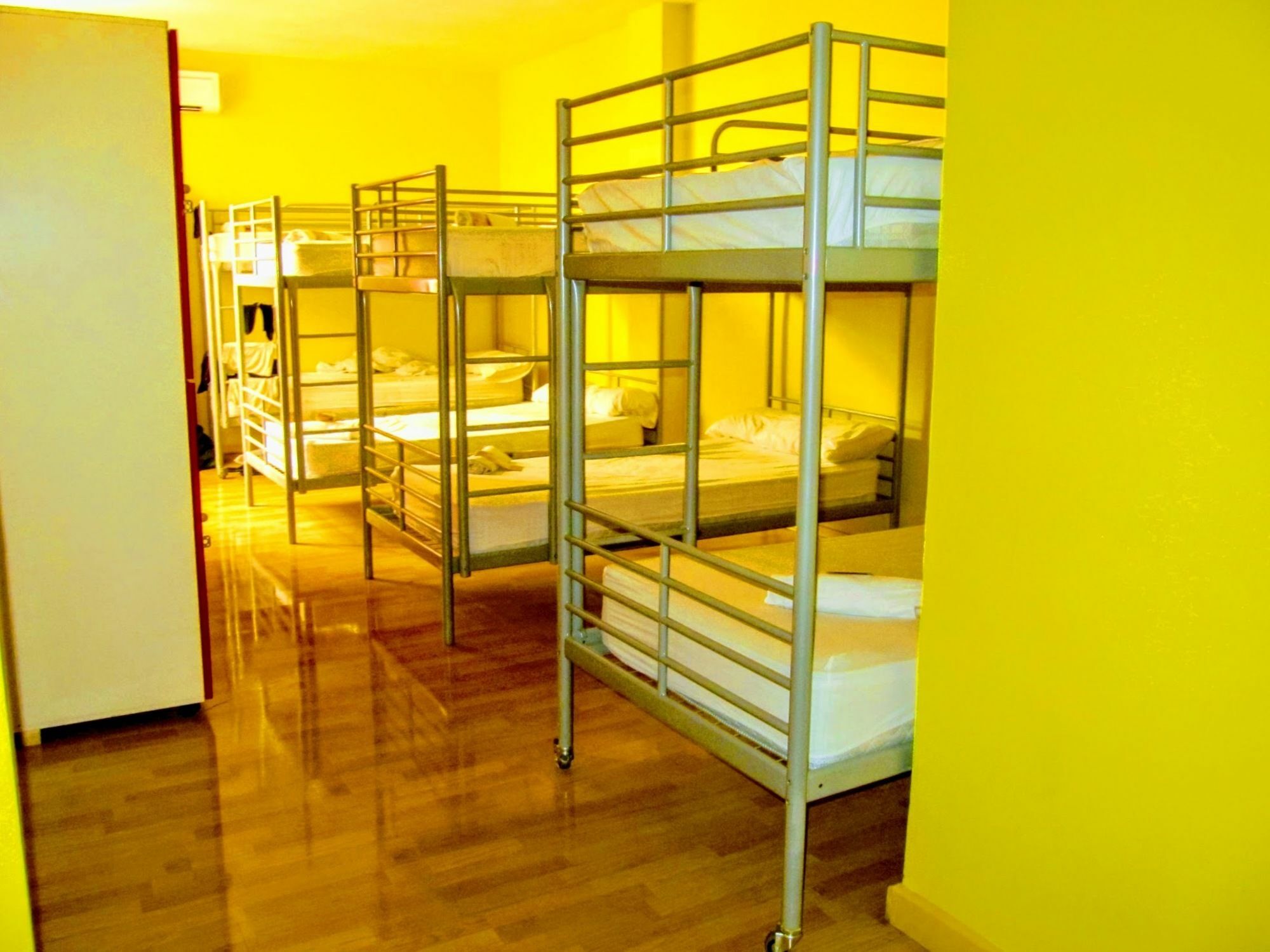 Хостел Onefam Les Corts Барселона Экстерьер фото Hostel beds